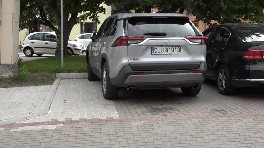 2021-08-10-polkowice-krawezniki-miejsca-dla-niepelnosprawnych.mp4