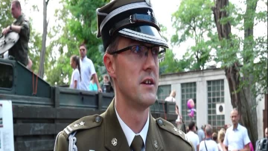 2022-08-19-sprzet-wojskowy-w-cieniu-kolegiaty1.mp4