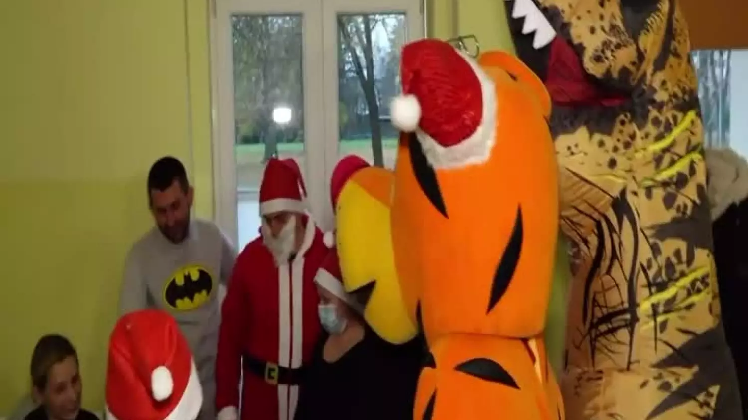 2022-12-07-kibice-chrobry-paczki-mikolaj-szpital-glogow.mp4