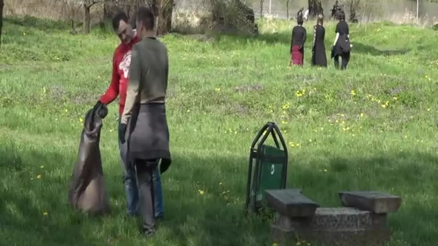 2023-04-26-plac-festynowy-sprzatanie-mlodziez-glogow.mp4