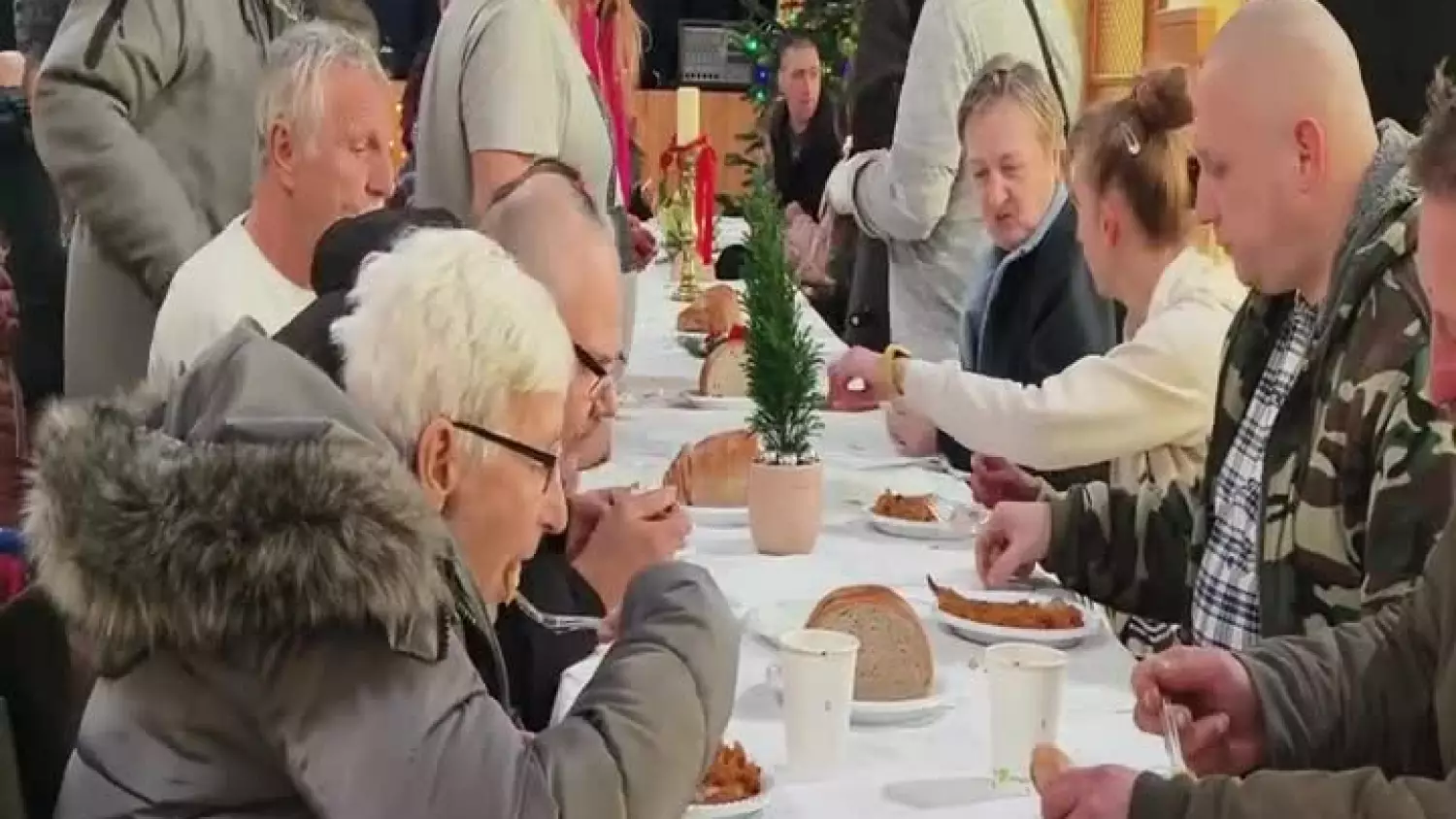 2025-12-23-wigilia-bezdomnych-kosciol-klemens-glogow-001.mp4
